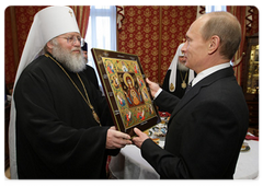 Vladimir Putin visited the Cathedral of Christ the Saviour in Moscow to worship before the Kursk Root Icon of the Apparition of the Mother of God, which is considered the most important relic for Orthodox Russians living abroad|22 september, 2009|12:54