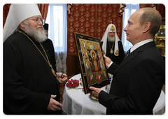 Vladimir Putin visited the Cathedral of Christ the Saviour in Moscow to worship before the Kursk Root Icon of the Apparition of the Mother of God, which is considered the most important relic for Orthodox Russians living abroad|22 september, 2009|12:54