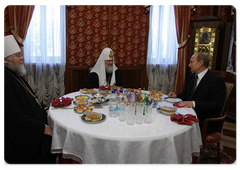 Vladimir Putin visited the Cathedral of Christ the Saviour in Moscow to worship before the Kursk Root Icon of the Apparition of the Mother of God, which is considered the most important relic for Orthodox Russians living abroad|22 september, 2009|12:54