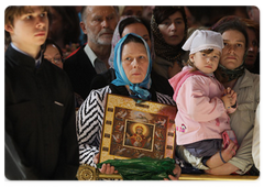 Vladimir Putin visited the Cathedral of Christ the Saviour in Moscow to worship before the Kursk Root Icon of the Apparition of the Mother of God, which is considered the most important relic for Orthodox Russians living abroad|22 september, 2009|12:54