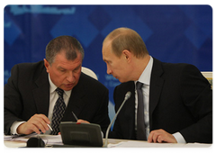 Prime Minister Vladimir Putin and Deputy Prime Minister Igor Sechin at the conference on the development of Yamal gas deposits|24 september, 2009|11:06