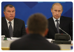 Prime Minister Vladimir Putin and Deputy Prime Minister Igor Sechin at the conference on the development of Yamal gas deposits|24 september, 2009|11:06