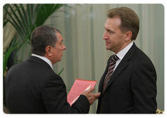 Deputy Prime Ministers Igor Sechin, left, and Igor Shuvalov before the meeting of the Government Commission for Control of Foreign Investments in Russia|30 september, 2009|19:51