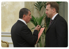 Deputy Prime Ministers Igor Sechin, left, and Igor Shuvalov before the meeting of the Government Commission for Control of Foreign Investments in Russia|30 september, 2009|19:51