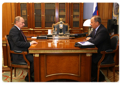 Prime Minister Vladimir Putin at a meeting with Vladimir Dmitriyev, Chairman of Vnesheconombank (Bank for Development and Foreign Economic Affairs)|30 september, 2009|20:31