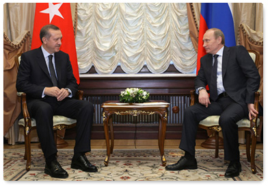 В ходе переговоров в узком составе В.В.Путин и Премьер-министр Турции Р.Т.Эрдоган отметили весьма эффективно развивающиеся экономические отношения двух стран, а также подчеркнули необходимость их дальнейшей диверсификации