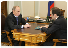 В.В.Путин провел рабочую встречу с председателем правления Пенсионного фонда России А.В.Дроздовым|15 января, 2010|17:21