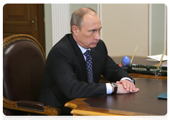 В.В.Путин провел рабочую встречу с председателем правления Пенсионного фонда России А.В.Дроздовым|15 января, 2010|17:21