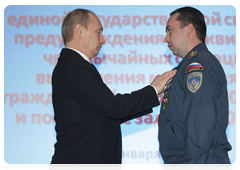 At the end of the meeting Prime Minister Vladimir Putin presented employees of the Ministry of Civil Defence, Emergencies and Disaster Relief with state awards|20 january, 2010|15:58