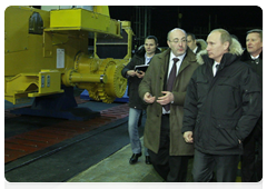 Председатель Правительства Российской Федерации В.В.Путин посетил в  Чебоксарах ОАО «Промтрактор» и осмотрел выставку «Высокие технологии Чувашии», развернутую в стенах предприятия|25 января, 2010|22:37