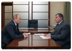 Prime Minister Vladimir Putin during a meeting with Deputy Prime Minister Igor Sechin|4 january, 2010|19:16