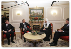 В.В.Путин встретился с Патриархом Московским и всея Руси Кириллом. Во встрече, которая прошла в Свято-Даниловом монастыре, в частности, обсуждались некоторые вопросы взаимодействия государства и церкви.