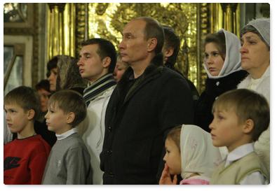 В.В.Путин присутствовал на Рождественском богослужении в Церкви святых мучеников Александра и Антонины Римских в с.Селище на окраине Костромы