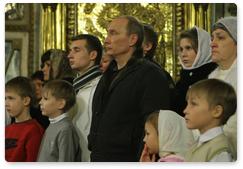 Prime Minister Vladimir Putin attended a Christmas service at the St Martyrs Alexander and Antonina Rimsky Church in Kostroma’s Selishche District