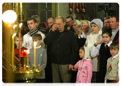 Prime Minister Vladimir Putin attended a Christmas service at the St Martyrs Alexander and Antonina Rimsky Church in Kostroma’s Selishche District|7 january, 2010|08:18
