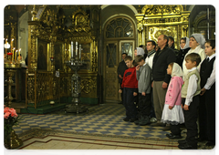 Prime Minister Vladimir Putin attended a Christmas service at the St Martyrs Alexander and Antonina Rimsky Church in Kostroma’s Selishche District|7 january, 2010|08:22