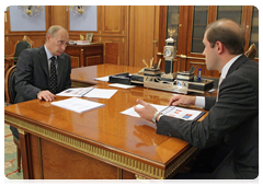 Prime Minister Vladimir Putin meeting with Deputy Minister of Industry and Trade Denis Manturov|1 october, 2010|11:49