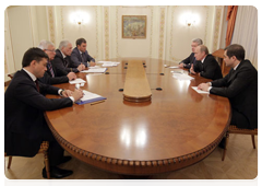 Prime Minister Vladimir Putin with United Russia party leaders|1 october, 2010|20:39