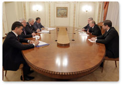 Prime Minister Vladimir Putin meets with United Russia party leaders