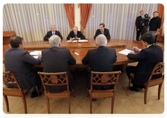 Prime Minister Vladimir Putin with United Russia party leaders|1 october, 2010|20:39