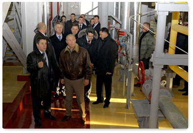 Prime Minister Vladimir Putin commissions the third start-up complex at the Yukharovskoye gas condensate field