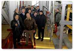 Prime Minister Vladimir Putin commissions the third start-up complex at the Yukharovskoye gas condensate field