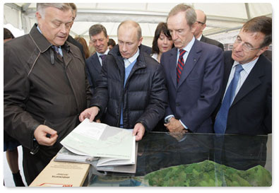 Vladimir Putin inspects construction of the road between Adler and Krasnaya Polyana