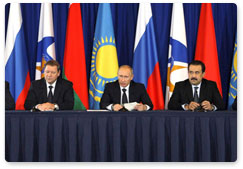 Prime Minister Vladimir Putin, Belarusian Prime Minister Sergei Sidorsky and Kazakh Prime Minister Karim Massimov hold a joint new conference following talks
