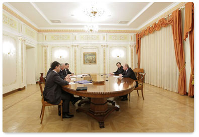 Prime Minister Vladimir Putin meets with the United Russia party leadership