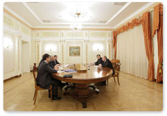 Prime Minister Vladimir Putin meets with the United Russia party leadership