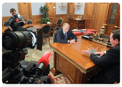 Prime Minister Vladimir Putin at his working meeting with Arkhangelsk Region Governor Ilya Mikhalchuk|2 october, 2010|11:58