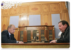 Prime Minister Vladimir Putin at his working meeting with Arkhangelsk Region Governor Ilya Mikhalchuk|2 october, 2010|11:58