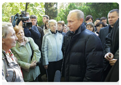 Prime Minister Vladimir Putin talking to residents of flood-hit Novomikhailovsky in the Krasnodar Territory|22 october, 2010|20:25