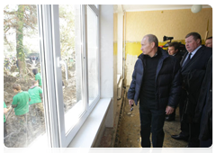 Prime Minister Vladimir Putin talking to residents of flood-hit Novomikhailovsky in the Krasnodar Territory|22 october, 2010|20:25