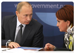 Prime Minister Vladimir Putin and Minister of Agriculture Yelena Skrynnik during a meeting on the results of the harvest and the development of livestock production|22 october, 2010|21:26