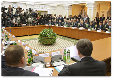 Prime Minister Vladimir Putin takes part in a meeting of the Committee on Economic Cooperation of the Russian-Ukrainian Interstate Commission