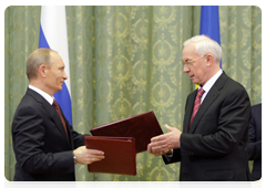 A series of documents have been signed in the presence of Prime Minister Vladimir Putin and Ukrainian Prime Minister Mykola Azarov following Russian-Ukrainian talks|27 october, 2010|21:40