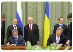 A series of documents have been signed in the presence of Prime Minister Vladimir Putin and Ukrainian Prime Minister Mykola Azarov following Russian-Ukrainian talks|27 october, 2010|21:40