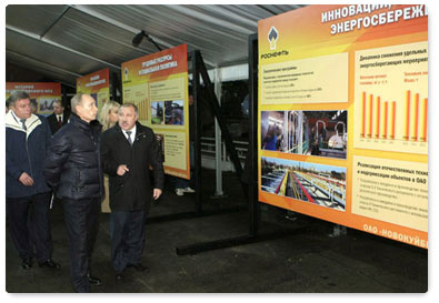 Председатель Правительства Российской Федерации В.В.Путин, находящийся с рабочей поездкой в Самарской области, посетил Новокуйбышевский нефтеперерабатывающий завод