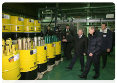 Председатель Правительства Российской Федерации В.В.Путин посетил Новокуйбышевский завод масел и присадок, где осмотрел установку по фасовке|28 октября, 2010|19:48