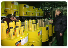 Председатель Правительства Российской Федерации В.В.Путин посетил Новокуйбышевский завод масел и присадок, где осмотрел установку по фасовке|28 октября, 2010|19:49