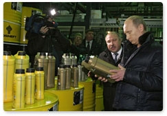 В ходе поездки в Самарскую область В.В.Путин посетил Новокуйбышевский завод масел и присадок, где осмотрел установку по фасовке продукции