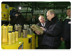 Председатель Правительства Российской Федерации В.В.Путин посетил Новокуйбышевский завод масел и присадок, где осмотрел установку по фасовке|28 октября, 2010|19:49