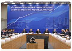 Председатель Правительства Российской Федерации В.В.Путин провел в г. Новокуйбышевске совещание по вопросу «О проекте генеральной схемы развития нефтяной отрасли на период до 2020 года»|28 октября, 2010|21:05