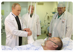 Prime Minister Vladimir Putin visiting the Burdenko Hospital, where Lieutenant General Vladimir Shamanov, commander of Russia’s airborne troops,  was hospitalised following a car crash|30 october, 2010|22:28