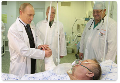 Prime Minister Vladimir Putin visits Lieutenant General Vladimir Shamanov, commander of Russia’s airborne troops, at the Burdenko Hospital, where he was admitted following a car crash