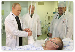 Prime Minister Vladimir Putin visits Lieutenant General Vladimir Shamanov, commander of Russia’s airborne troops, at the Burdenko Hospital, where he was admitted following a car crash