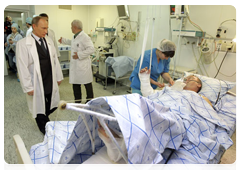 Prime Minister Vladimir Putin visiting the Burdenko Hospital, where Lieutenant General Vladimir Shamanov, commander of Russia’s airborne troops,  was hospitalised following a car crash|30 october, 2010|22:28