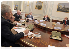 Prime Minister Vladimir Putin holding a meeting in St  Petersburg on the implementation of development programmes for major universities|7 october, 2010|19:38