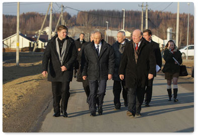 Prime Minister Vladimir Putin, who is visiting the Nizhny Novgorod Region, inspected the rebuilt Verkhnyaya Vereya village, destroyed by wildfires last summer